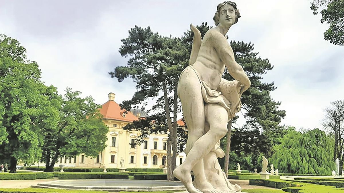 Obnovené barokní sochy ve Slavkově ničí turisté